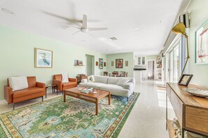 TV - The Drift House, Walk to Beach and River! (Satellite Beach)