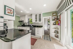 Microwave, oven, stovetop, dishwasher - The Drift House, Walk to Beach and River! (Satellite Beach)