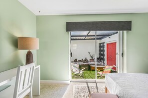 Iron/ironing board, WiFi, bed sheets - The Drift House, Walk to Beach and River! (Satellite Beach)