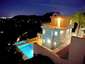 A modern two-story building with a swimming pool, a balcony, and a view of a mountain. - A cozy villa overlooking Denia with views of the mountains and the sea. Animals ❤️ (Pedreguer)