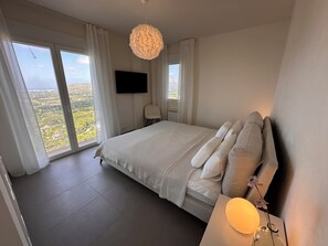 Een strijkplank/strijkijzer, internet, beddengoed