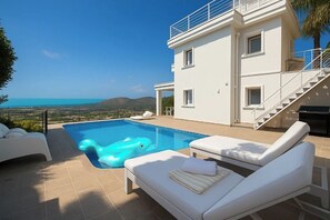 A modern villa with a swimming pool, white outdoor furniture, and a staircase leading to the upper floor. - A cozy villa overlooking Denia with views of the mountains and the sea. Animals ❤️ (Pedreguer)