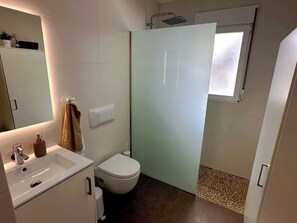 Haartrockner, Handtücher, Seife, Toilettenpapier