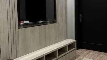 Basic Room, City View | Living area