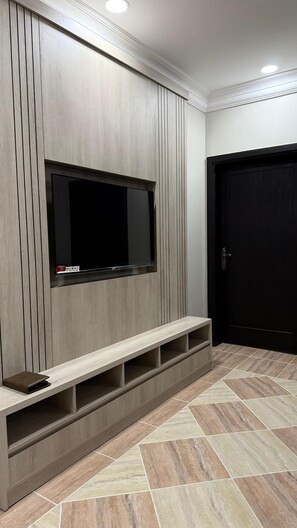 Habitación básica, vista a la ciudad | Área de sala de estar