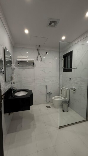 Habitación básica, vista a la ciudad | Baño | Amenidades de baño gratuitas, secadora de cabello, toallas, jabón 