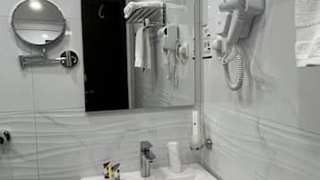 Articles de toilette gratuits, sèche-cheveux, serviettes fournies, savon