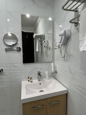 Kostenlose Toilettenartikel, Haartrockner, Handtücher, Seife