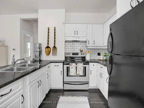 Kühlschrank, Ofen, Herdplatte, Wasserkocher mit Kaffee-/Teezubehör