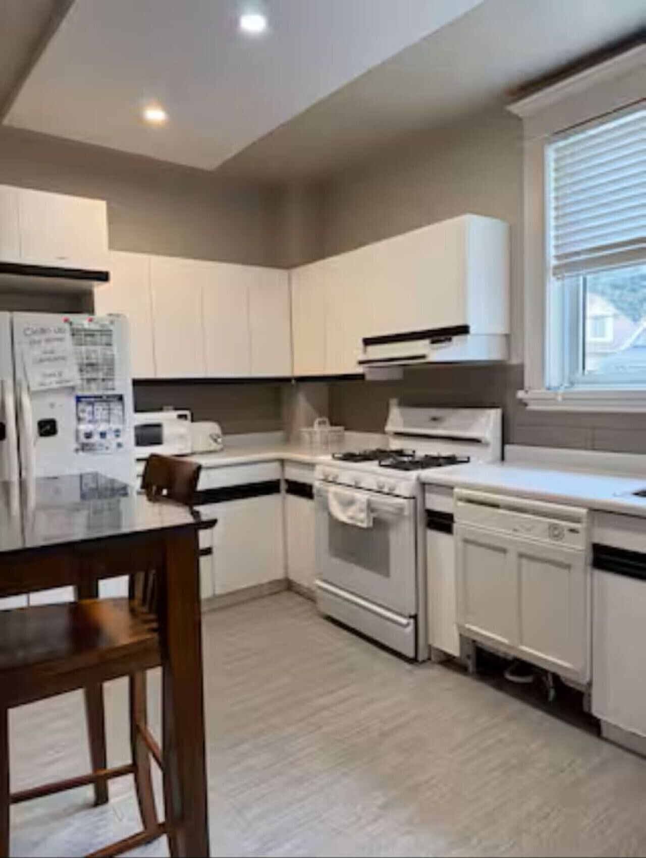 Microondas, horno, parrilla de estufa y cafetera y tetera 