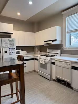 Mikrobølgeovn, ovn, kokeplater og kaffetrakter/tekoker