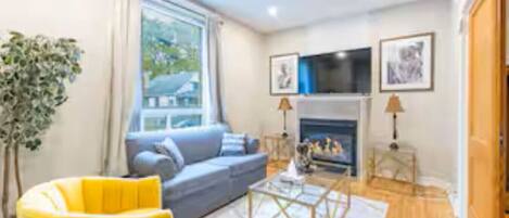 Televisión y chimenea