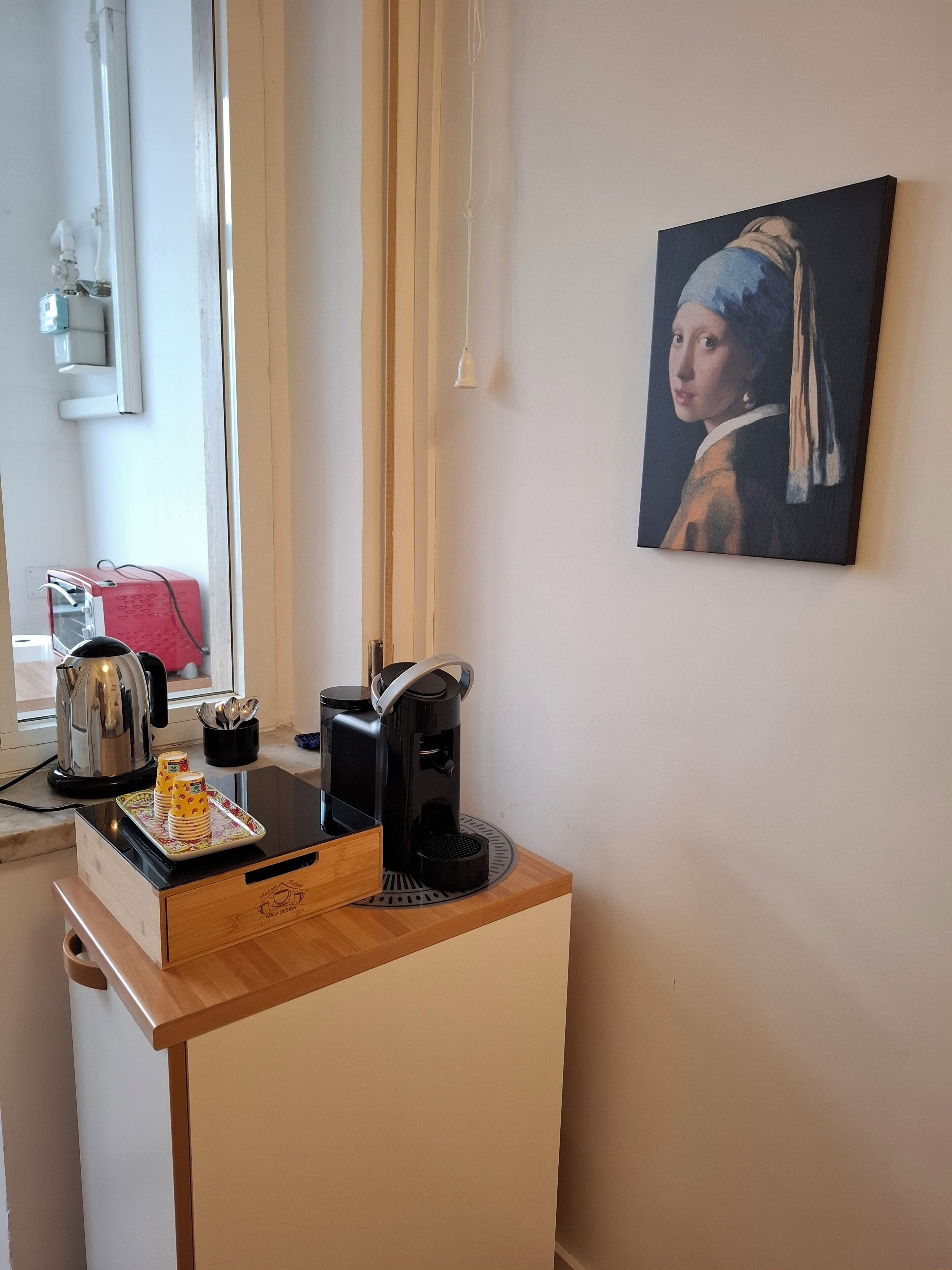 Nevera en la zona común y hervidor eléctrico