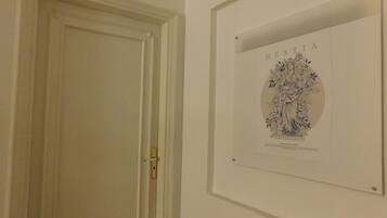 Habitación triple, balcón, vistas a la ciudad | Escritorio y wifi gratis