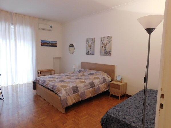 Habitación triple, balcón, vista a la ciudad | Escritorio y wifi gratis 