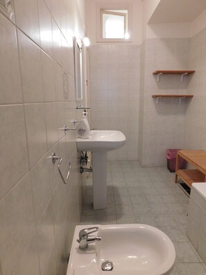Douche, séchoir à cheveux, bidet, serviettes fournies