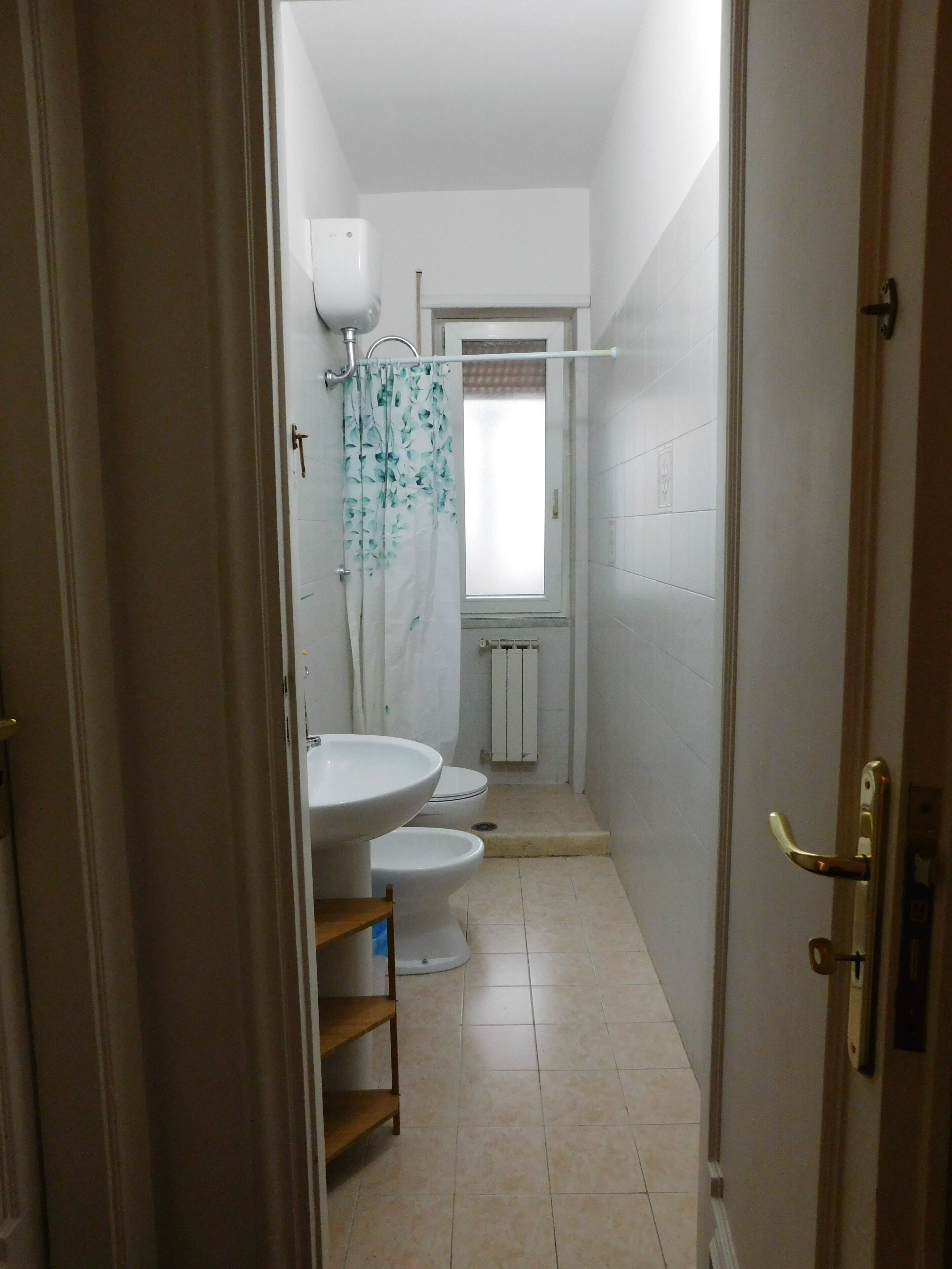 Een douche, een haardroger, handdoeken, zeep