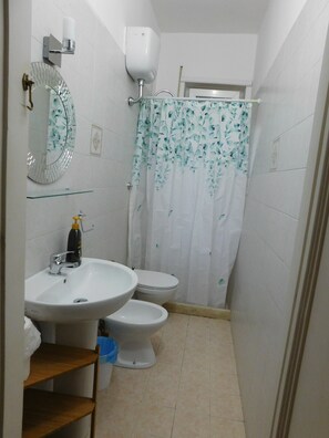 تجهيزات دش، مجففات شعر، مناشف، صابون