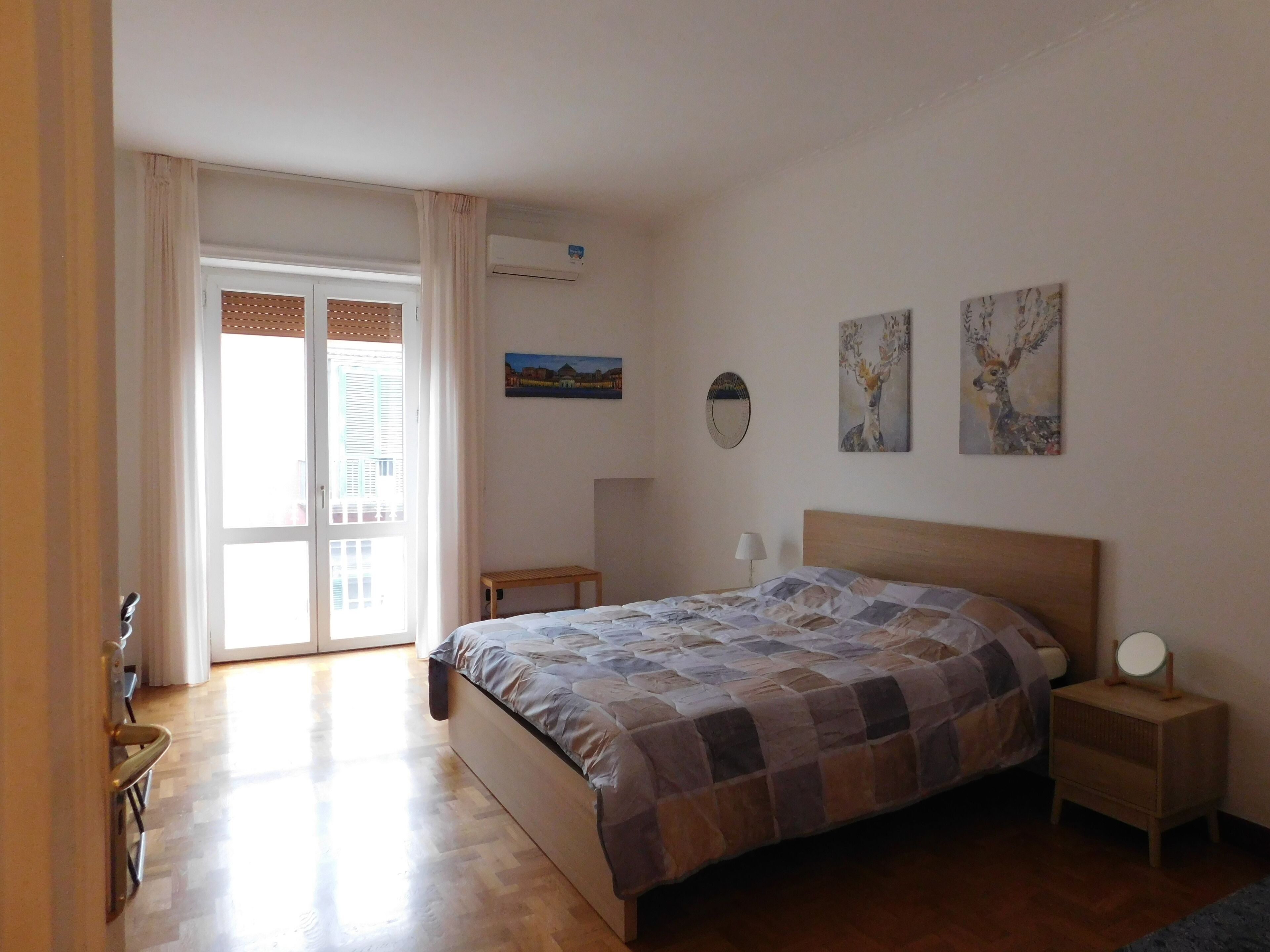 Habitación triple, balcón, vistas a la ciudad | Escritorio y wifi gratis