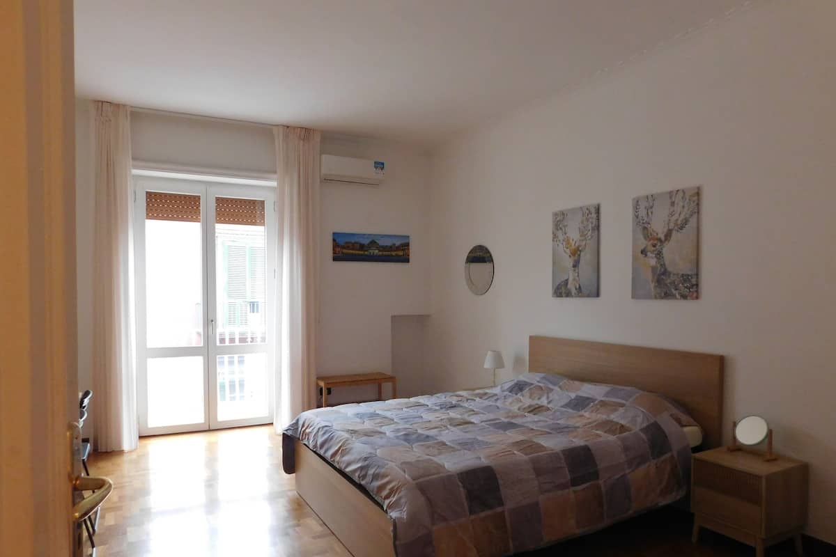 Habitación triple, balcón, vista a la ciudad | Escritorio y wifi gratis