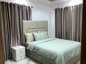 3 عدّة غرف نوم ومكواة/لوح كي وواي فاي وملاءات أسرّة