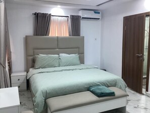 2 bedrooms, iron/ironing board, WiFi, bed sheets - Cosy 3-bedroom apartment with AC, Equipped kitchen & Wifi in Ogba, Ikeja, Lagos (IJAIYE, Ogba)