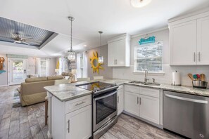 Kylskåp, mikrovågsugn, ugn och spishäll