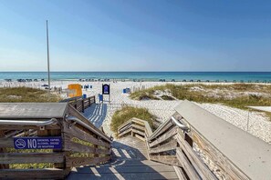 Beach nearby - Emerald Escape-Pool Heat & Golf Cart Deals (Destin)
