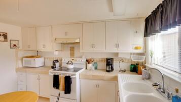 Réfrigérateur, micro-ondes, plaque de cuisson, cafetiÚre/bouilloire