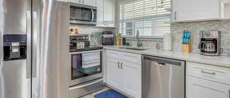 Frigorífico, microondas, placa de cocina y lavavajillas