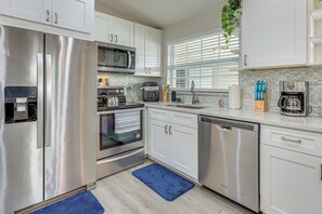 Réfrigérateur, micro-ondes, plaque de cuisson, lave-vaisselle