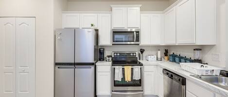 Micro-ondes, lave-vaisselle, cafetière/bouilloire, grille-pain