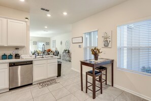 Microwave, dishwasher, coffee/tea maker, toaster - 4 Mi to EverBank Stadium! Stylish Suburban Retreat (Jacksonville)