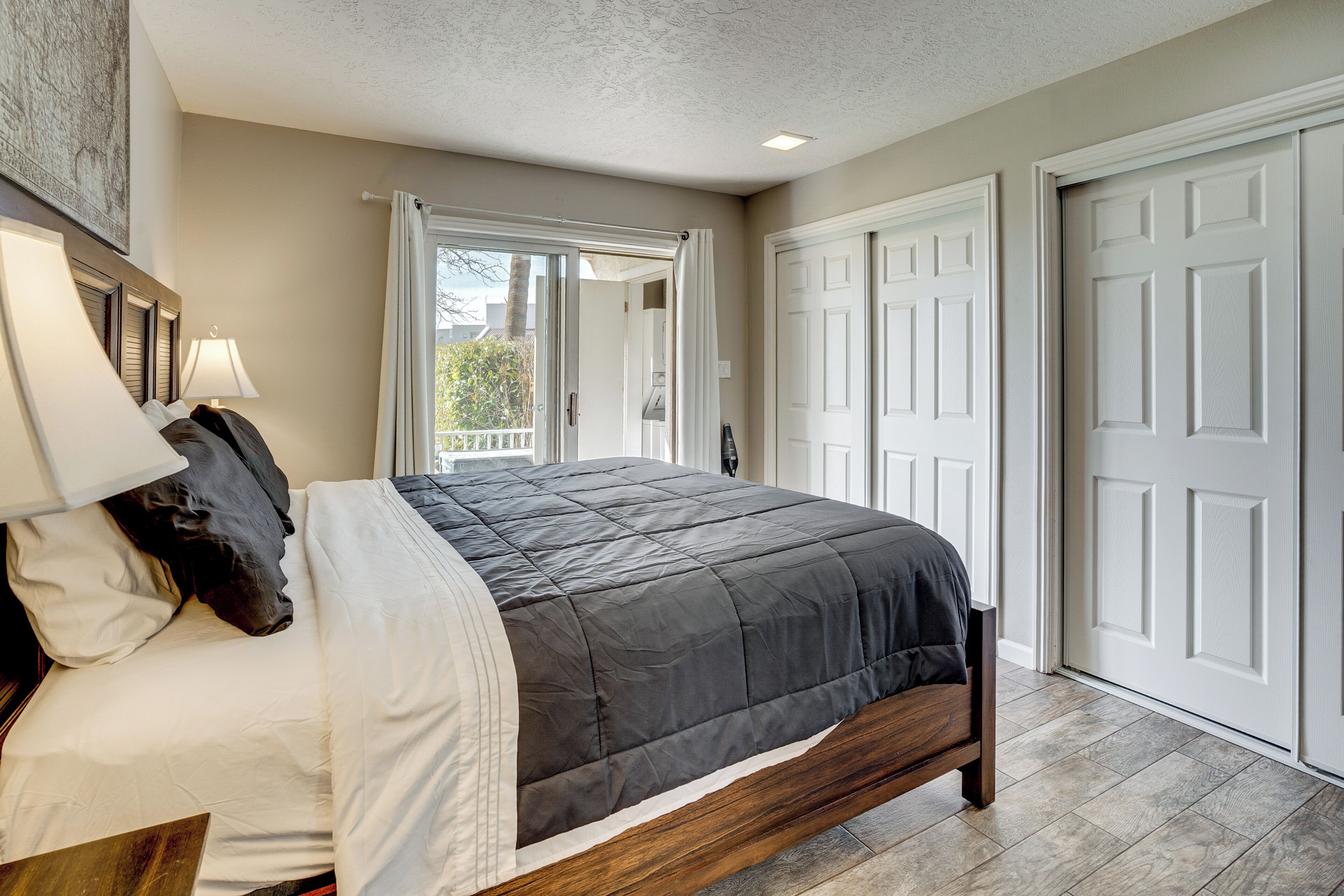 熨斗/熨衫板、可攜式嬰兒床、上網、床單