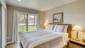 Fer et planche à repasser, lit de bébé portatif, accès à Internet