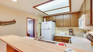 Een koelkast, een microgolfoven, een kookplaat, een vaatwasser