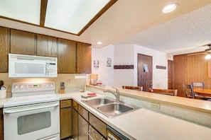 Fridge, microwave, stovetop, dishwasher - Walk to Giant Steps Ski Lift! Mtn Condo w/ Hot Tub (Brian Head)