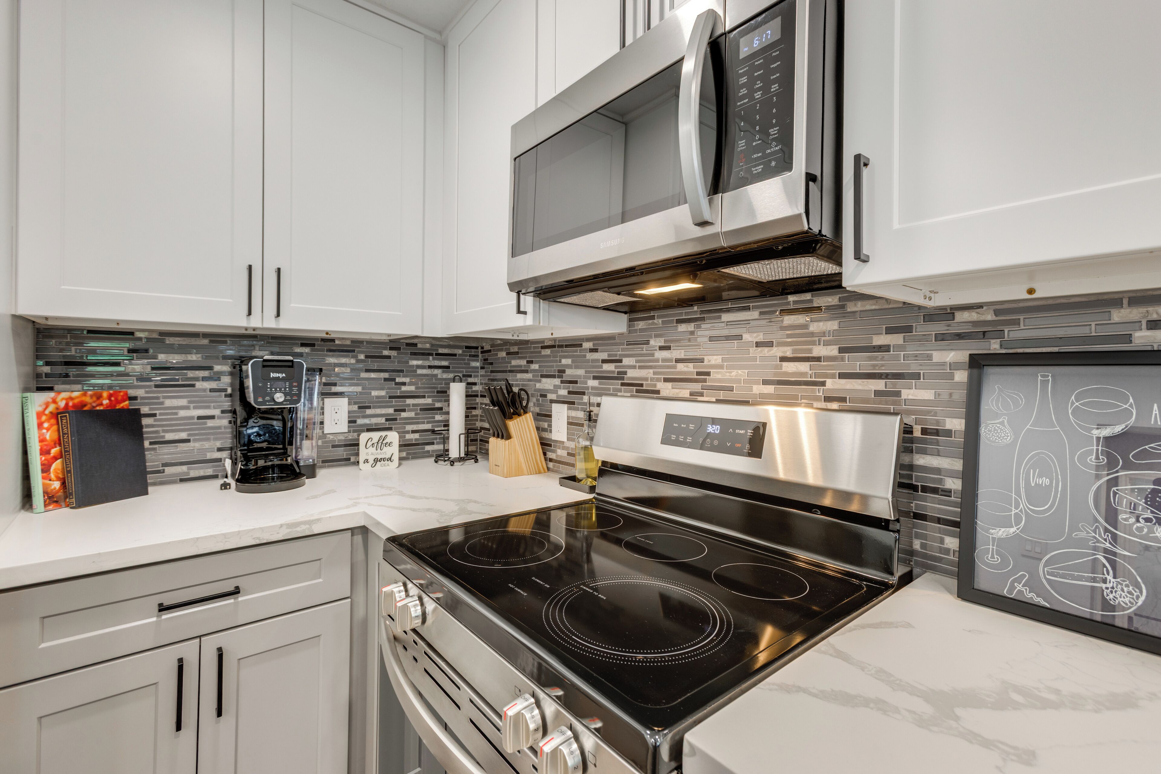 Kylskåp, mikrovågsugn, spishäll och diskmaskin