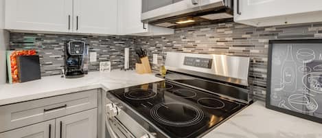 Geladeira, micro-ondas, cooktop, lava-louças