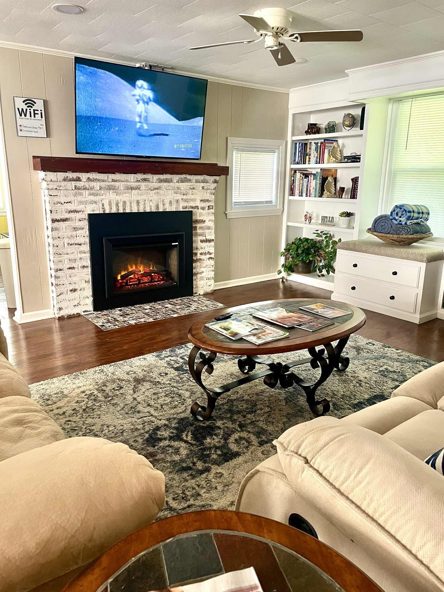 Televisio, takka, kirjoja