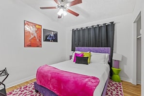 Tabla de planchar con plancha, wifi gratis, ropa de cama