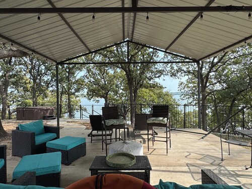 Lovely 3-bedroom house on Lake Nocona with direct private dock access