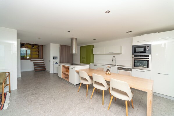 Frigorífico, microondas, horno y placa de cocina