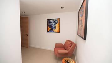 ์ผ์ด๋ธ ์ฑ๋ ์์ฒญ์ด ๊ฐ๋ฅํ 55์ธ์น ์ค๋งํธ TV, ๋ฒฝ๋๋ก, ์ฌ๋ฌด์ค