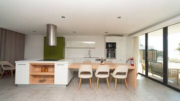 Geladeira, micro-ondas, fogão, cooktop