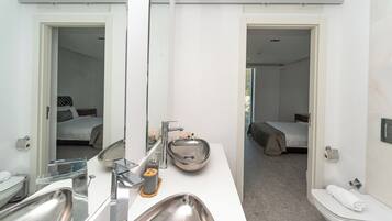 Douche, articles de toilette gratuits, sĂšche-cheveux, chaussons