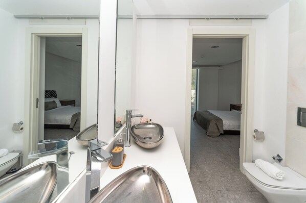 Shower, free toiletries, hair dryer, slippers