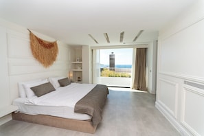 Bäddmadrasser, värdeförvaringsskåp på rummet och individuell inredning