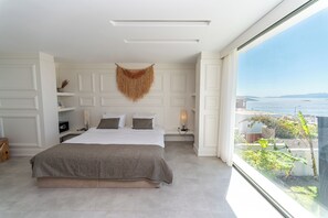 Tilam berlapik, peti besi dalam bilik, dihias secara berasingan