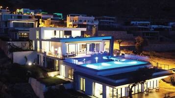 Deluxe Villa, Sea View | Pillowtop beds, in-room safe, individually decorated, laptop workspace